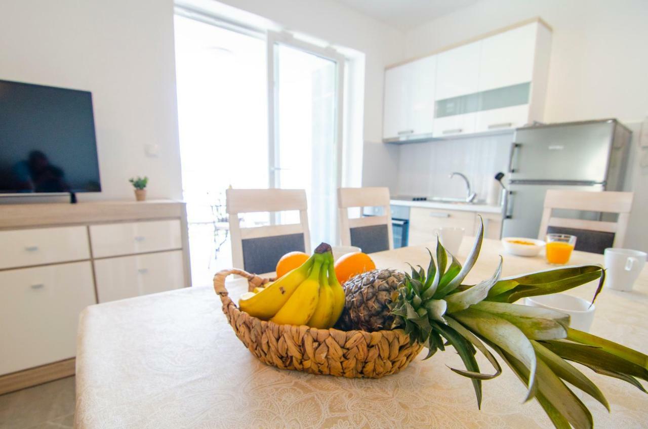 Apartments Sara 3 Бол Екстер'єр фото