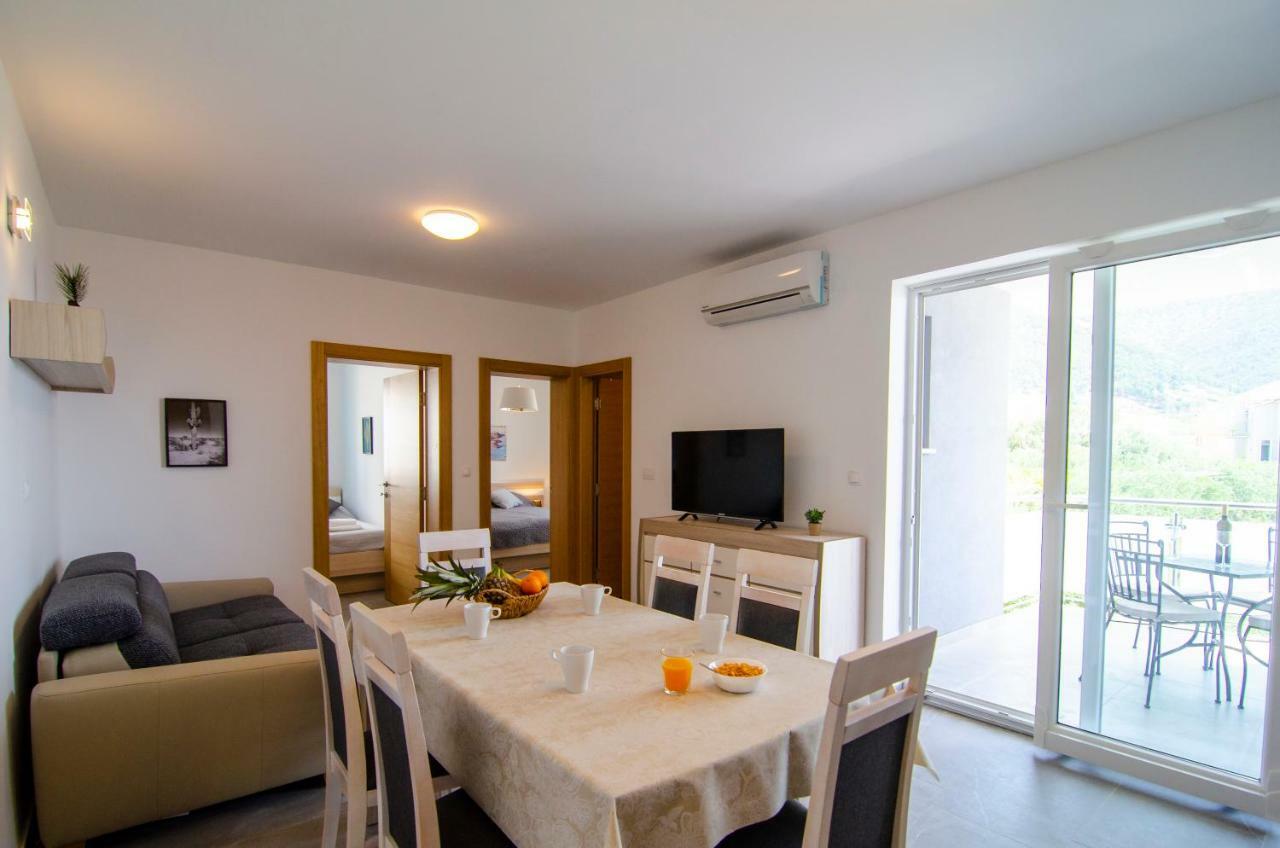 Apartments Sara 3 Бол Екстер'єр фото