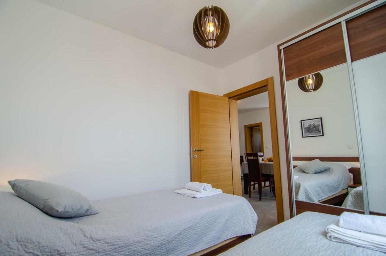 Apartments Sara 3 Бол Екстер'єр фото