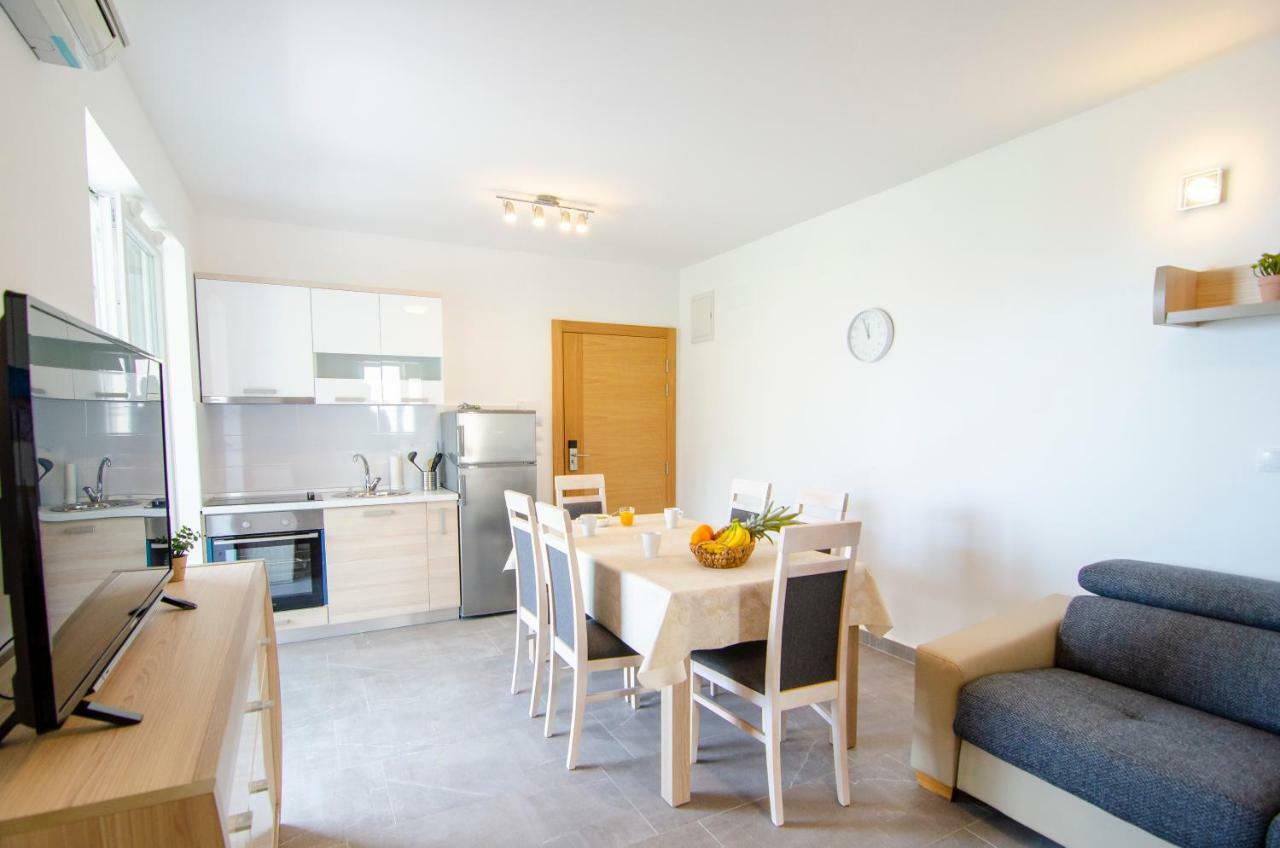 Apartments Sara 3 Бол Екстер'єр фото