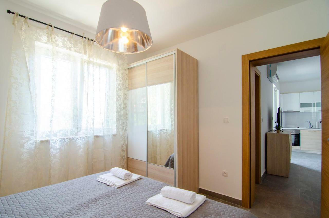 Apartments Sara 3 Бол Екстер'єр фото