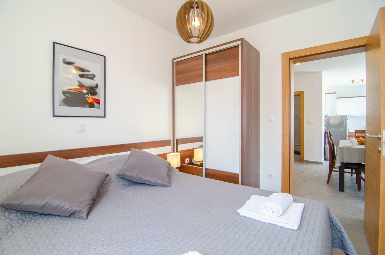 Apartments Sara 3 Бол Екстер'єр фото