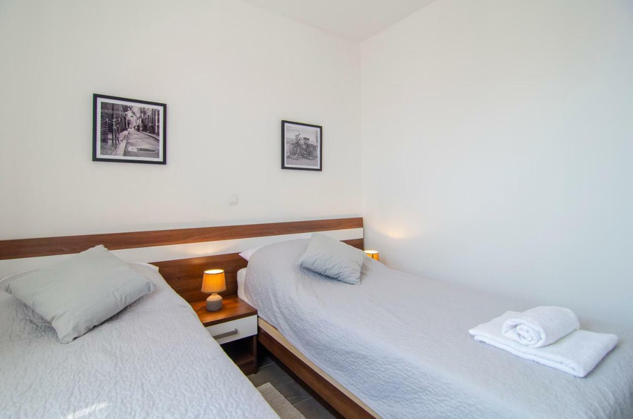 Apartments Sara 3 Бол Екстер'єр фото