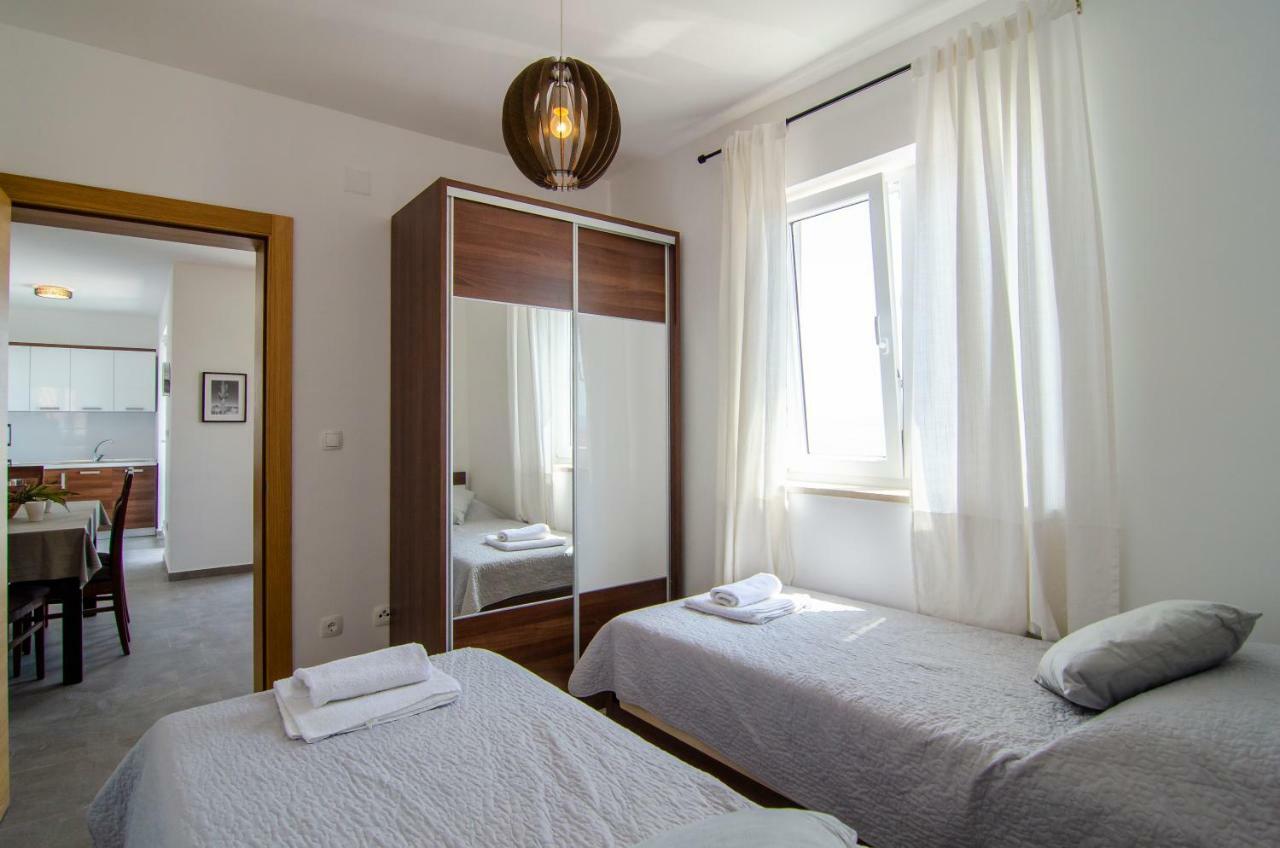 Apartments Sara 3 Бол Екстер'єр фото