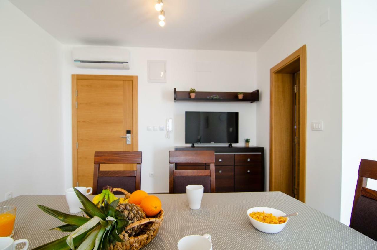Apartments Sara 3 Бол Екстер'єр фото