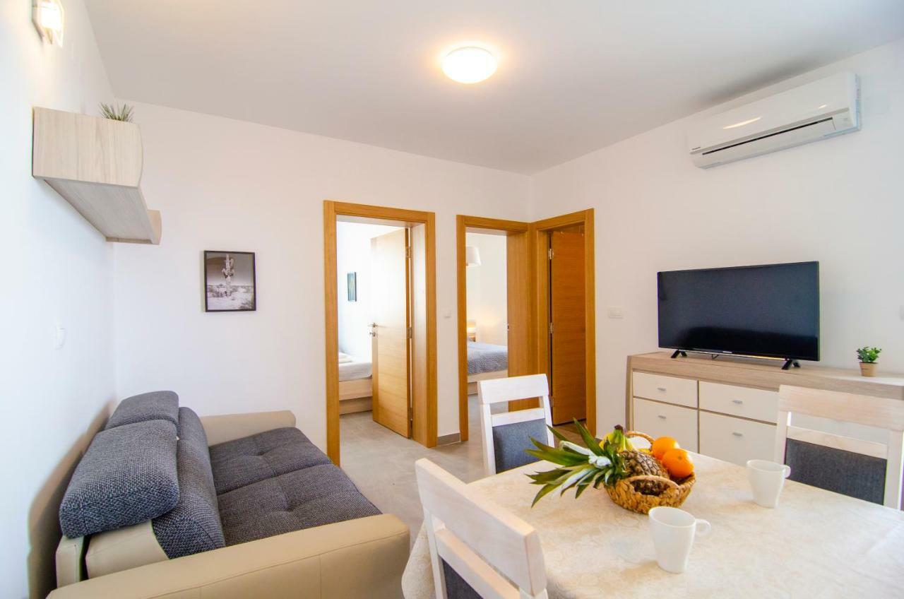 Apartments Sara 3 Бол Екстер'єр фото