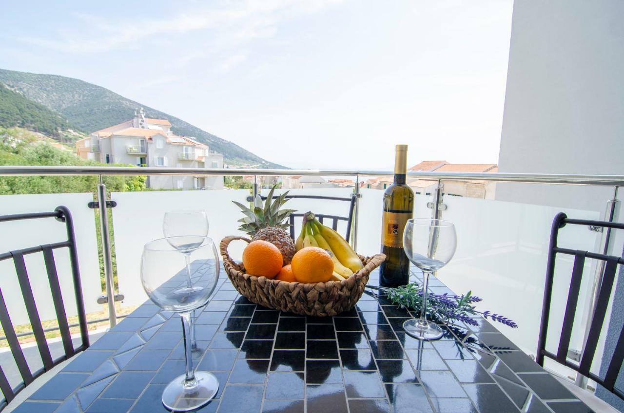 Apartments Sara 3 Бол Екстер'єр фото