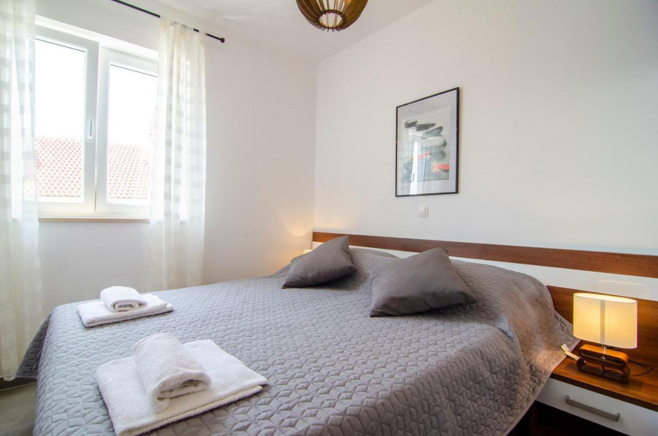 Apartments Sara 3 Бол Екстер'єр фото