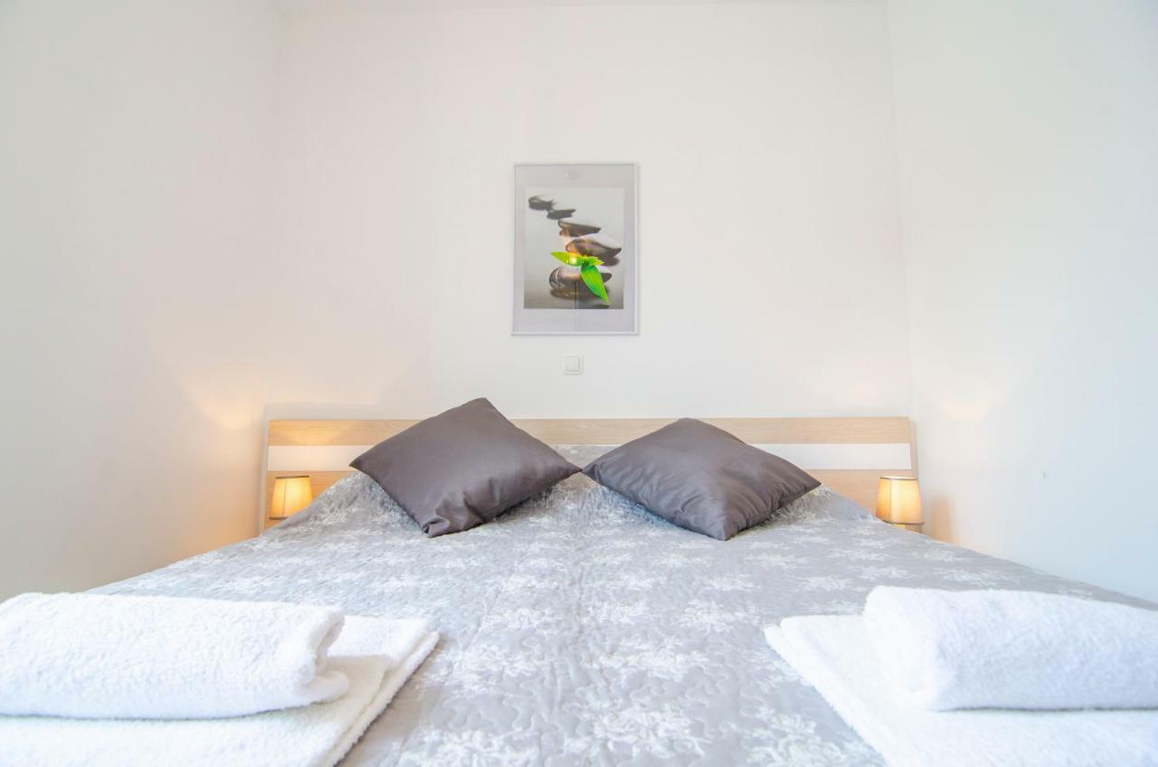 Apartments Sara 3 Бол Екстер'єр фото