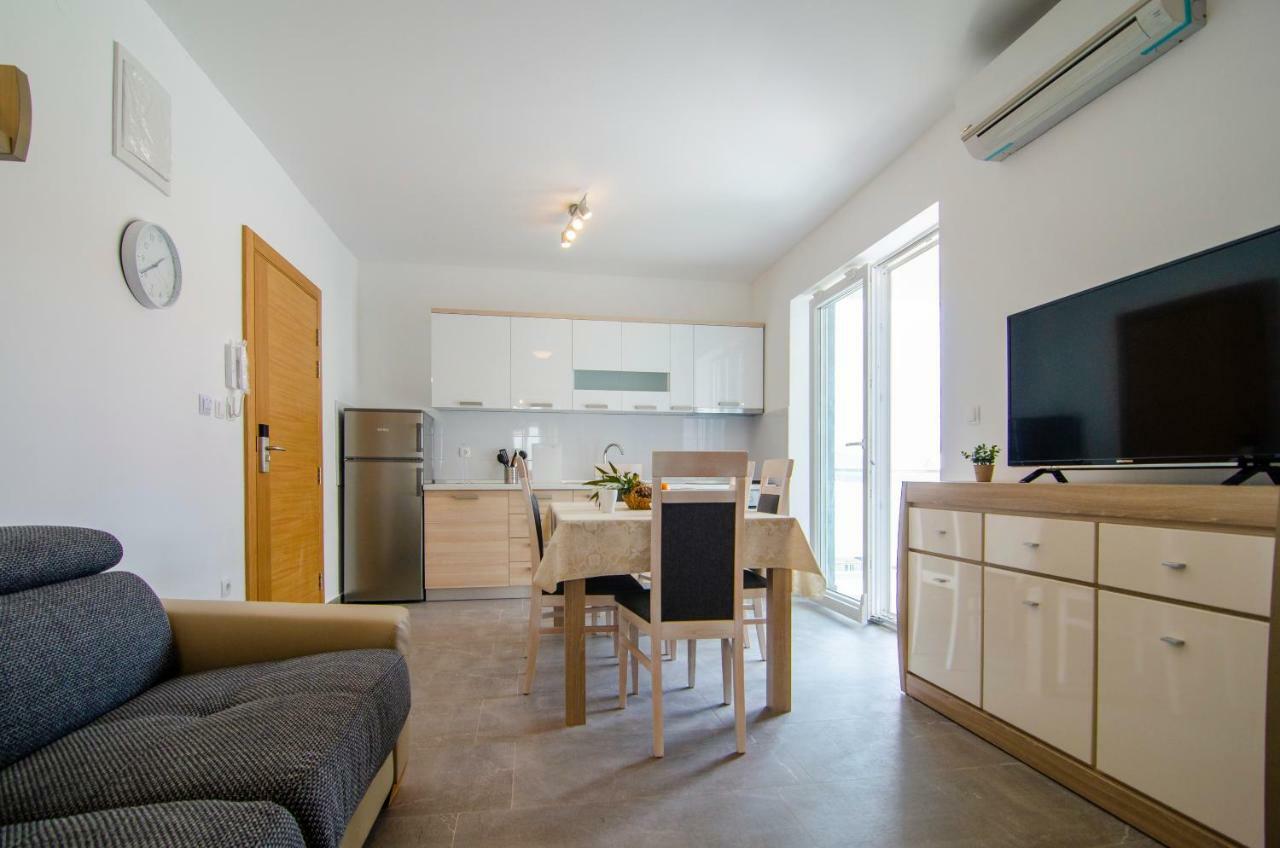 Apartments Sara 3 Бол Екстер'єр фото