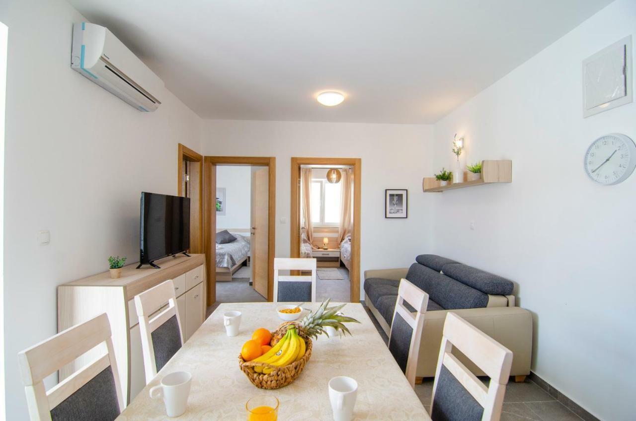 Apartments Sara 3 Бол Екстер'єр фото