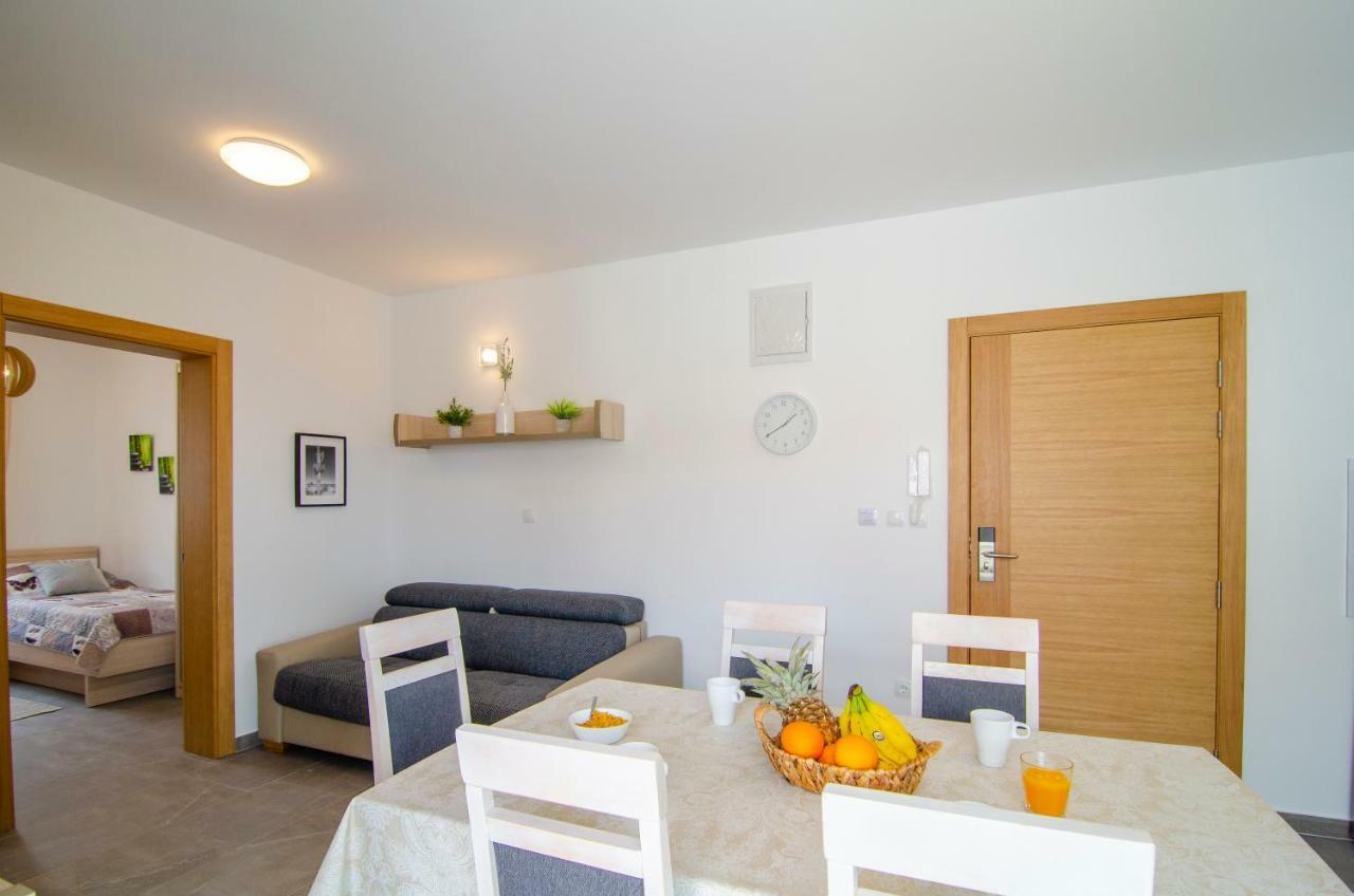 Apartments Sara 3 Бол Екстер'єр фото