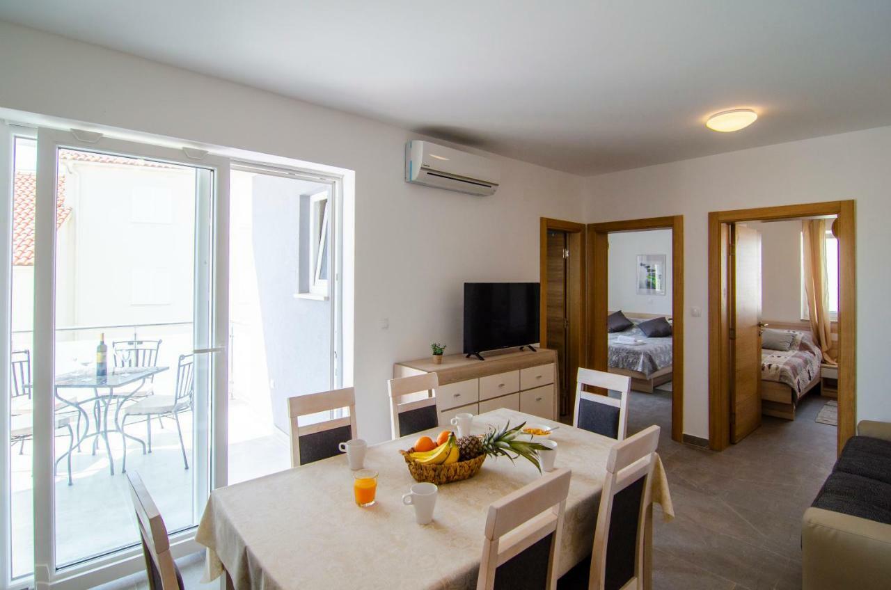 Apartments Sara 3 Бол Екстер'єр фото