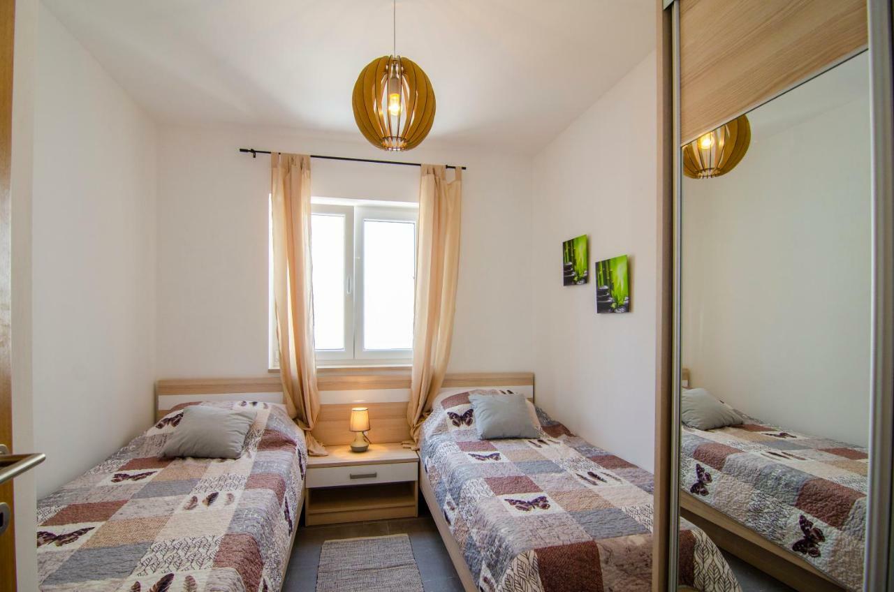 Apartments Sara 3 Бол Екстер'єр фото