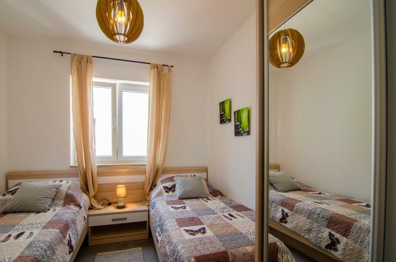 Apartments Sara 3 Бол Екстер'єр фото