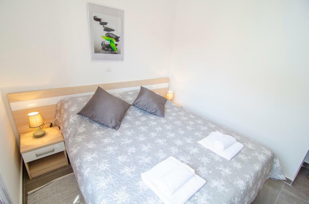 Apartments Sara 3 Бол Екстер'єр фото