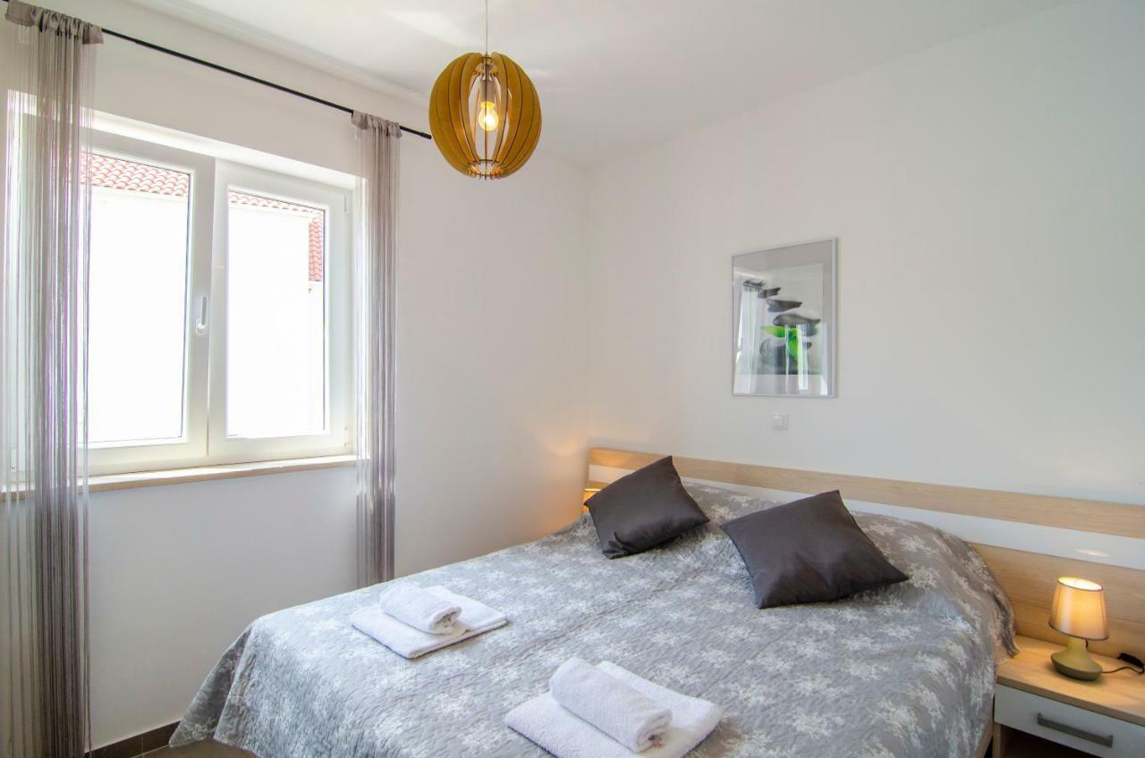 Apartments Sara 3 Бол Екстер'єр фото