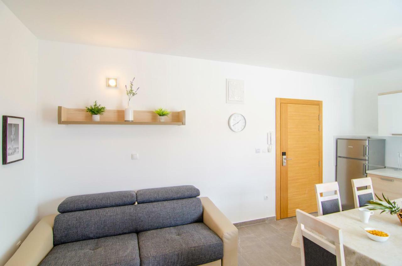 Apartments Sara 3 Бол Екстер'єр фото