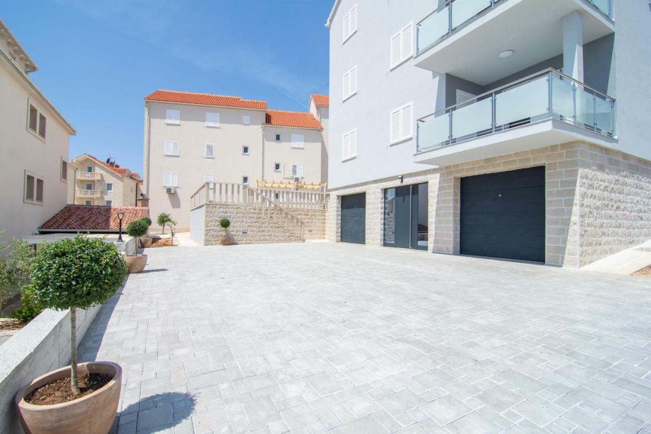 Apartments Sara 3 Бол Екстер'єр фото